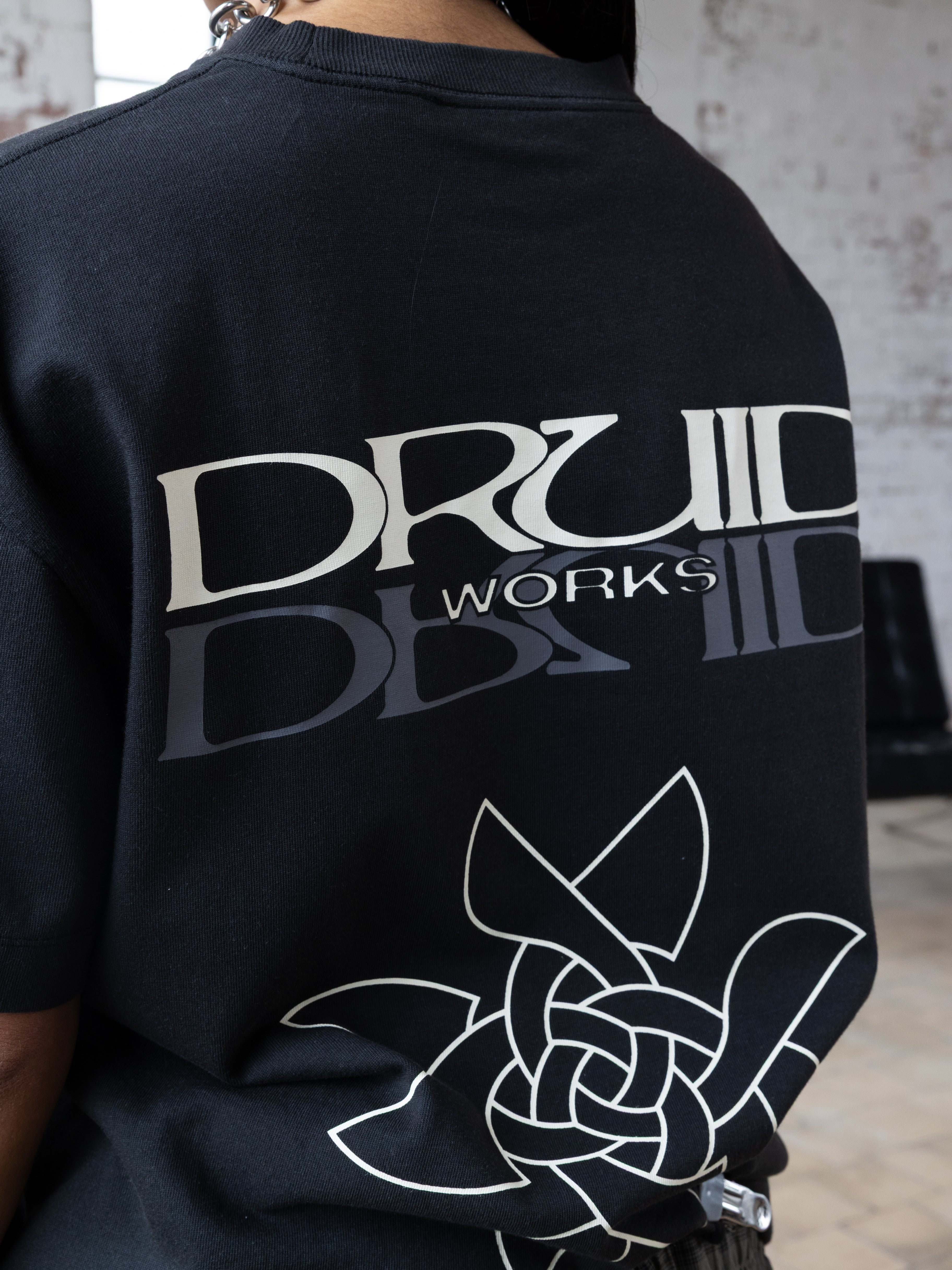 T-Shirt - Black / Dubh